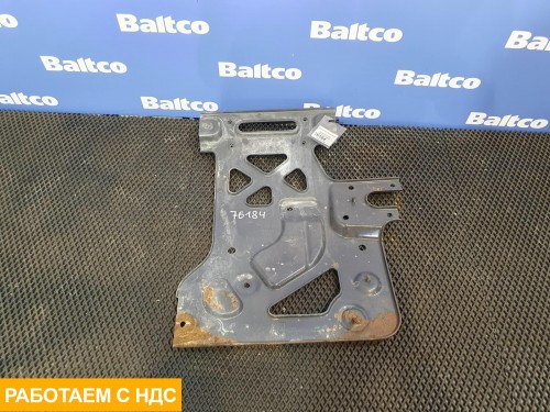 Кронштейн брызговика правый